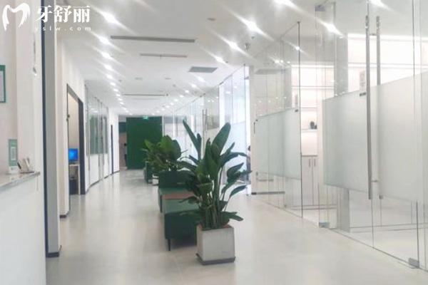 南京睿白口腔門(mén)診部走廊.jpg