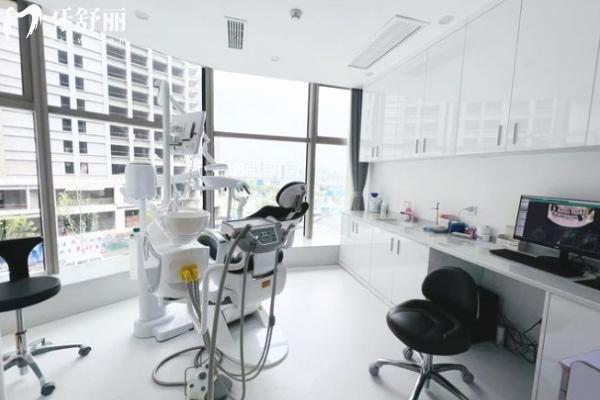 南京睿白口腔門(mén)診部診療室.jpg