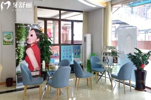 江門蓬江齒美口腔門診部大廳休息區(qū)