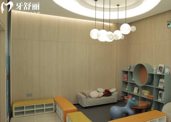 東莞口腔醫(yī)院雖是私立,但屬一級(jí)資質(zhì),正規(guī)性和口碑沒(méi)的說(shuō)很靠譜