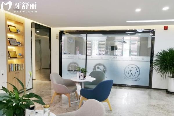 2025濟南弗萊堡口腔醫(yī)院收費價格表 種植牙3680+矯正6800+補牙158+美白680+