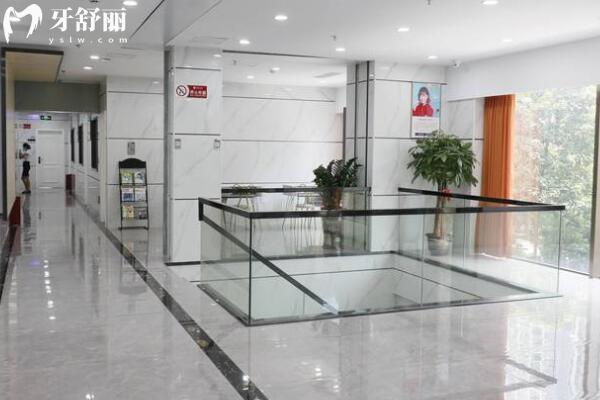 南京牙博士口腔是正規(guī)私立連鎖機(jī)構(gòu),一城3院種植牙矯正經(jīng)驗(yàn)很豐富