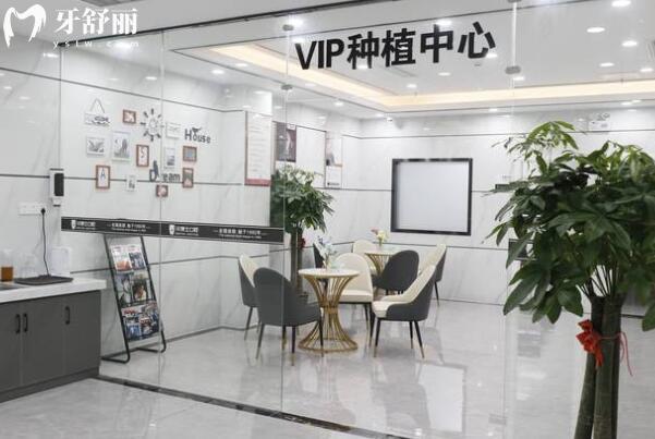 汕頭牙博士口腔醫(yī)院醫(yī)生簡(jiǎn)介:種植牙